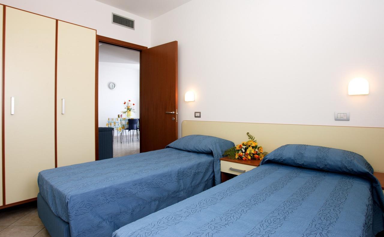 Residence Il Girasole 1 Алба Адриатика Екстериор снимка